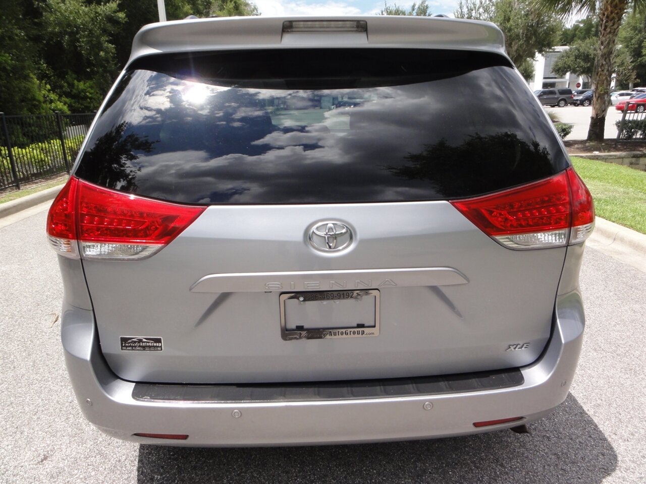 2014 Toyota Sienna XLE 8-Passenger Rear DVD entertainment - Photo 14 - Deland, FL 32720