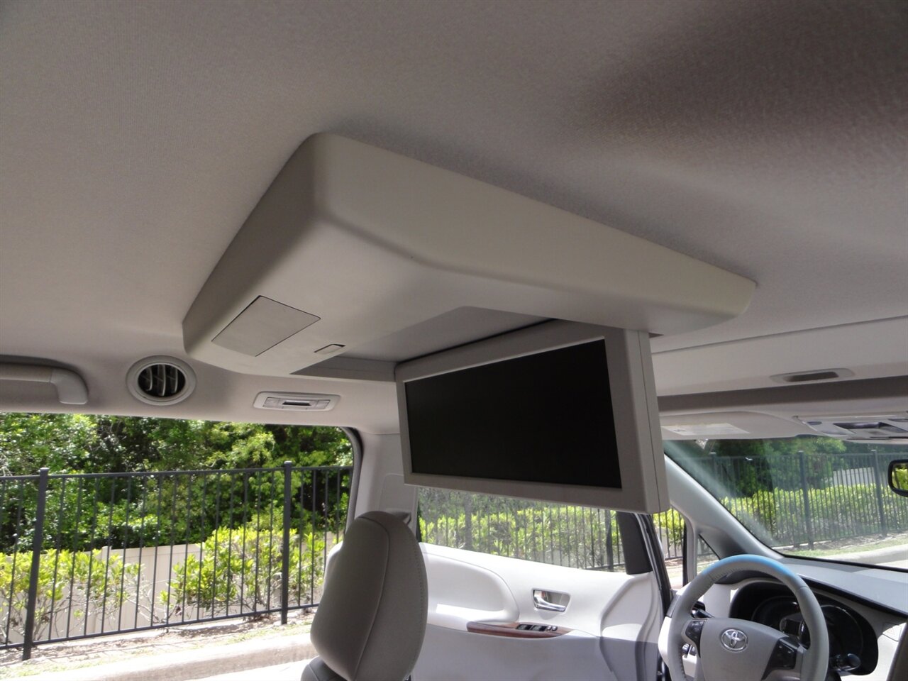 2014 Toyota Sienna XLE 8-Passenger Rear DVD entertainment - Photo 43 - Deland, FL 32720