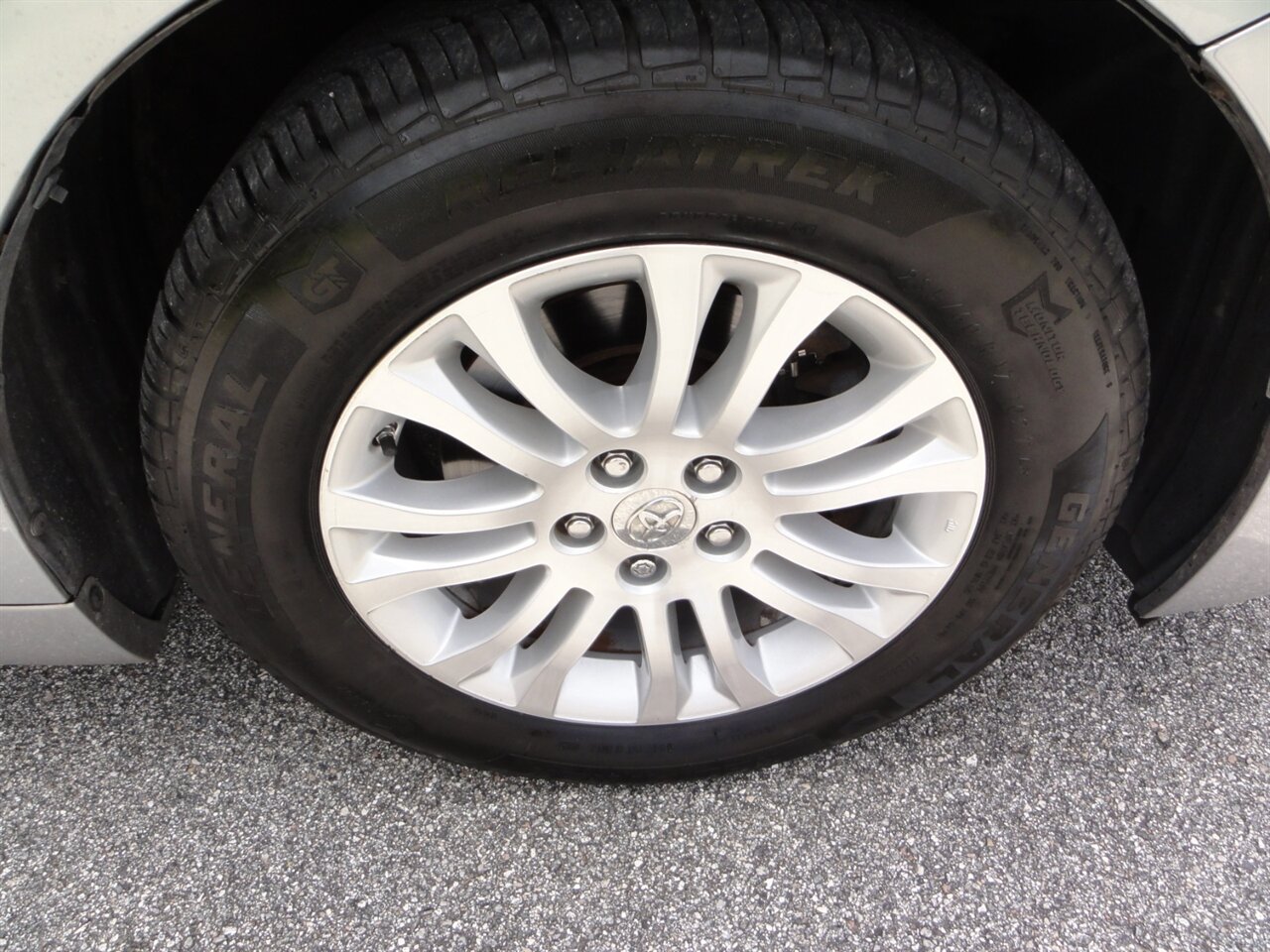 2014 Toyota Sienna XLE 8-Passenger Rear DVD entertainment - Photo 24 - Deland, FL 32720