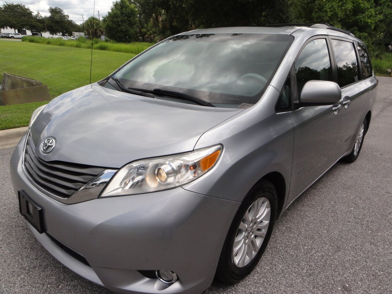 2014 Toyota Sienna XLE 8-Passenger Rear DVD entertainment - Photo 2 - Deland, FL 32720