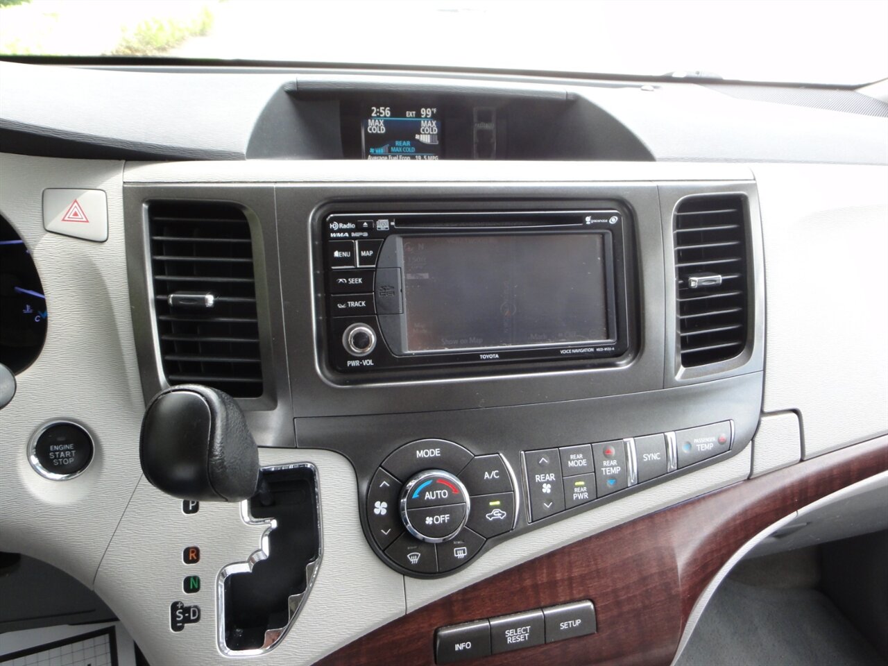 2014 Toyota Sienna XLE 8-Passenger Rear DVD entertainment - Photo 53 - Deland, FL 32720