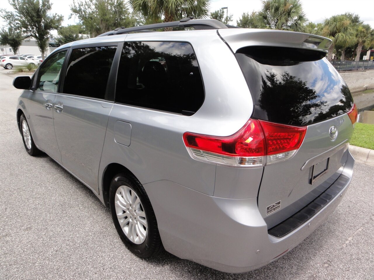 2014 Toyota Sienna XLE 8-Passenger Rear DVD entertainment - Photo 4 - Deland, FL 32720