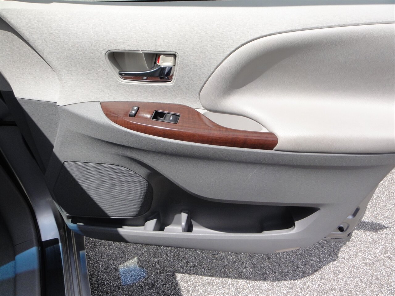 2014 Toyota Sienna XLE 8-Passenger Rear DVD entertainment - Photo 48 - Deland, FL 32720