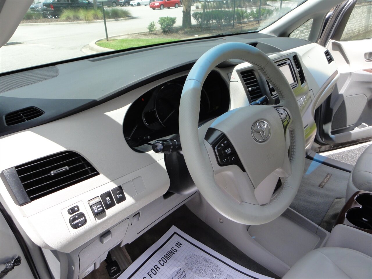 2014 Toyota Sienna XLE 8-Passenger Rear DVD entertainment - Photo 32 - Deland, FL 32720
