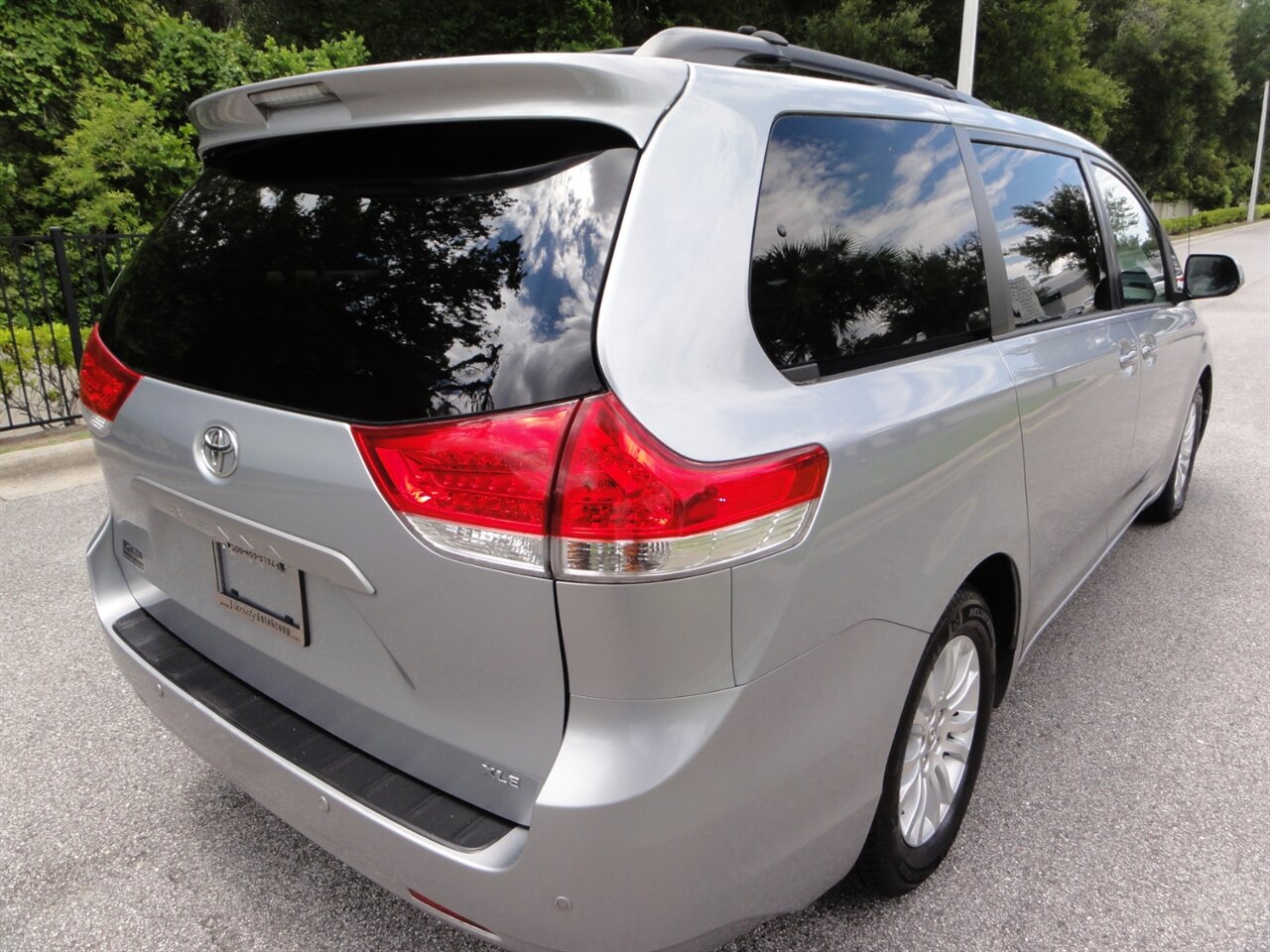2014 Toyota Sienna XLE 8-Passenger Rear DVD entertainment - Photo 3 - Deland, FL 32720