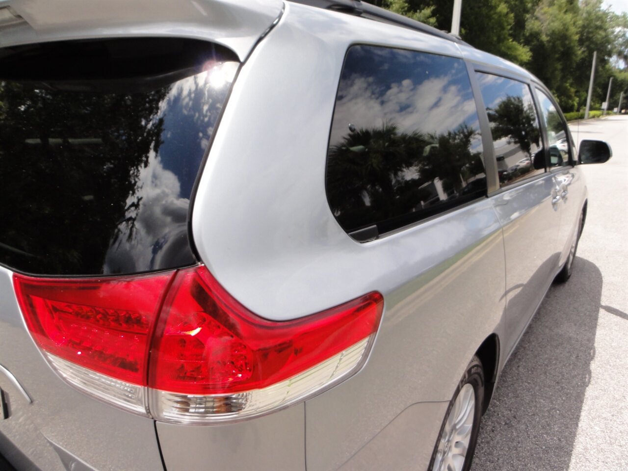 2014 Toyota Sienna XLE 8-Passenger Rear DVD entertainment - Photo 13 - Deland, FL 32720