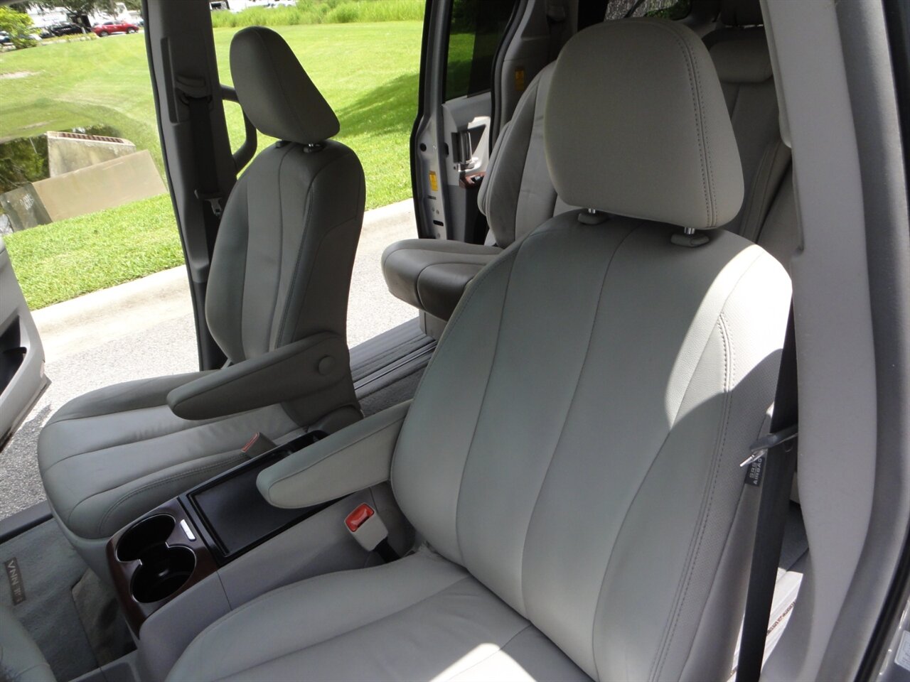 2014 Toyota Sienna XLE 8-Passenger Rear DVD entertainment - Photo 34 - Deland, FL 32720