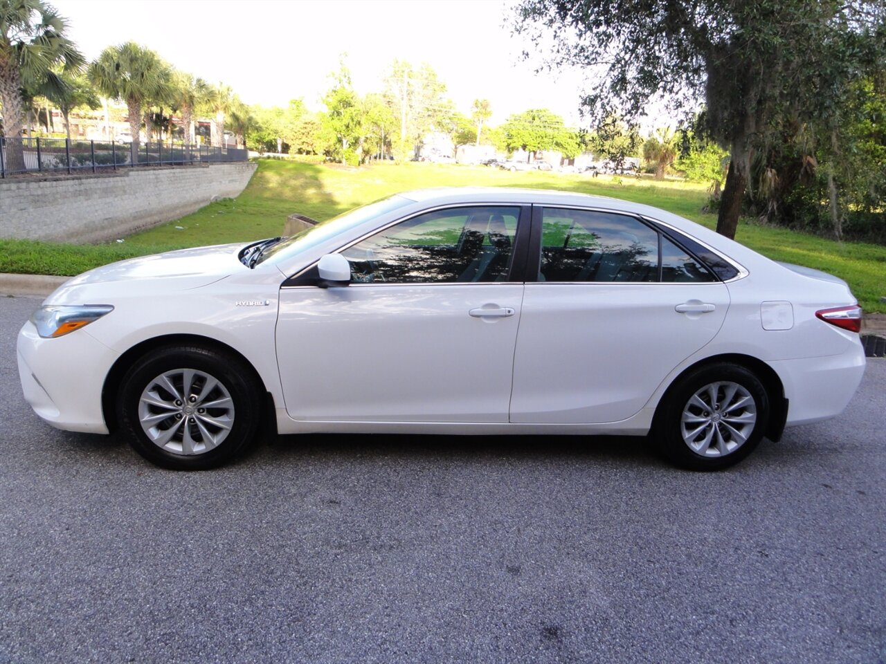 2016 Toyota Camry Hybrid LE   - Photo 16 - Deland, FL 32720