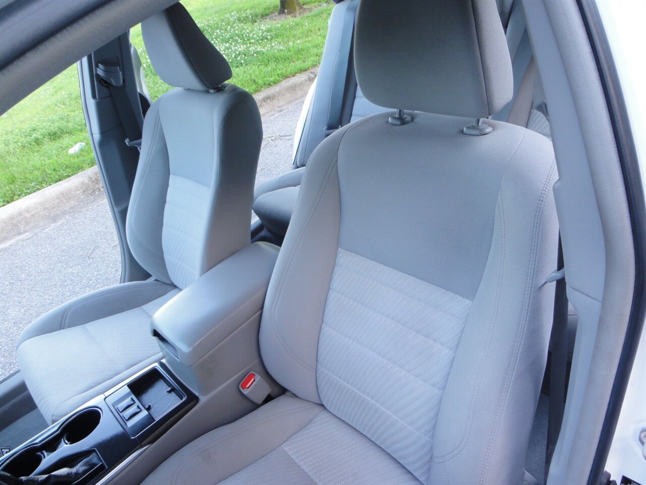 2016 Toyota Camry Hybrid LE   - Photo 33 - Deland, FL 32720