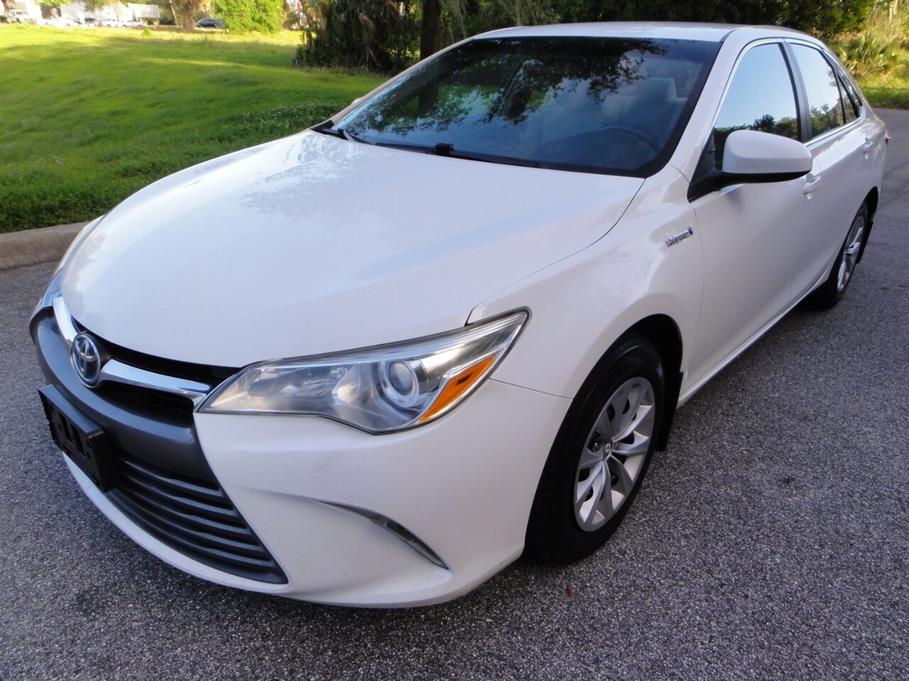 2016 Toyota Camry Hybrid LE   - Photo 2 - Deland, FL 32720