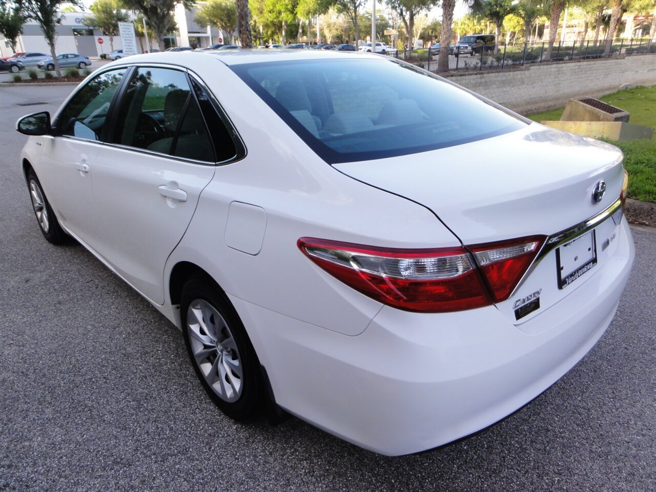2016 Toyota Camry Hybrid LE   - Photo 4 - Deland, FL 32720