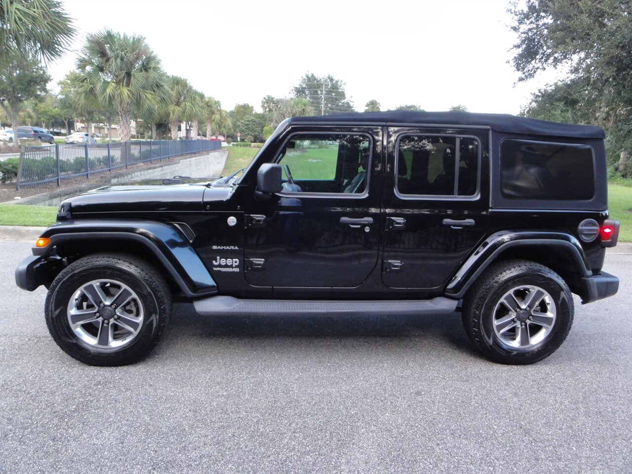 2018 Jeep Wrangler Unlimited Sahara  Premium - Photo 16 - Deland, FL 32720