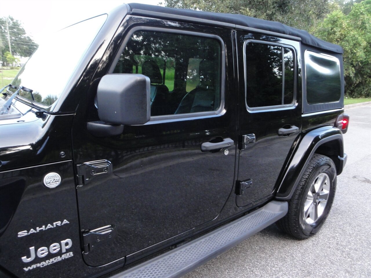 2018 Jeep Wrangler Unlimited Sahara  Premium - Photo 11 - Deland, FL 32720