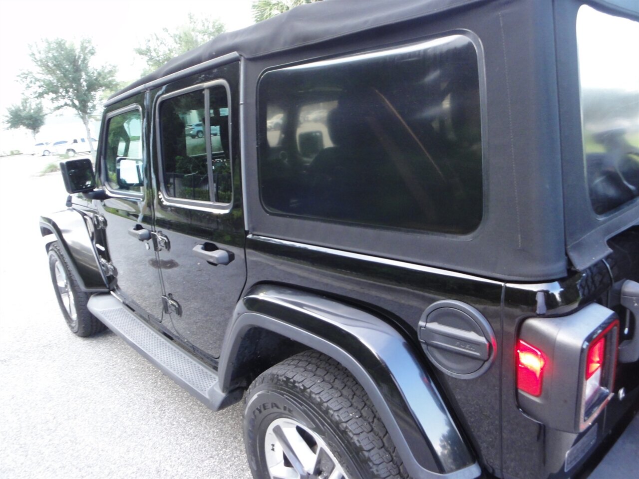 2018 Jeep Wrangler Unlimited Sahara  Premium - Photo 12 - Deland, FL 32720