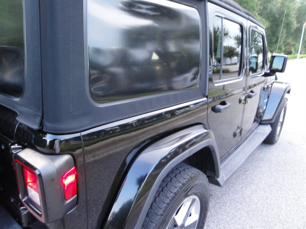 2018 Jeep Wrangler Unlimited Sahara  Premium - Photo 13 - Deland, FL 32720