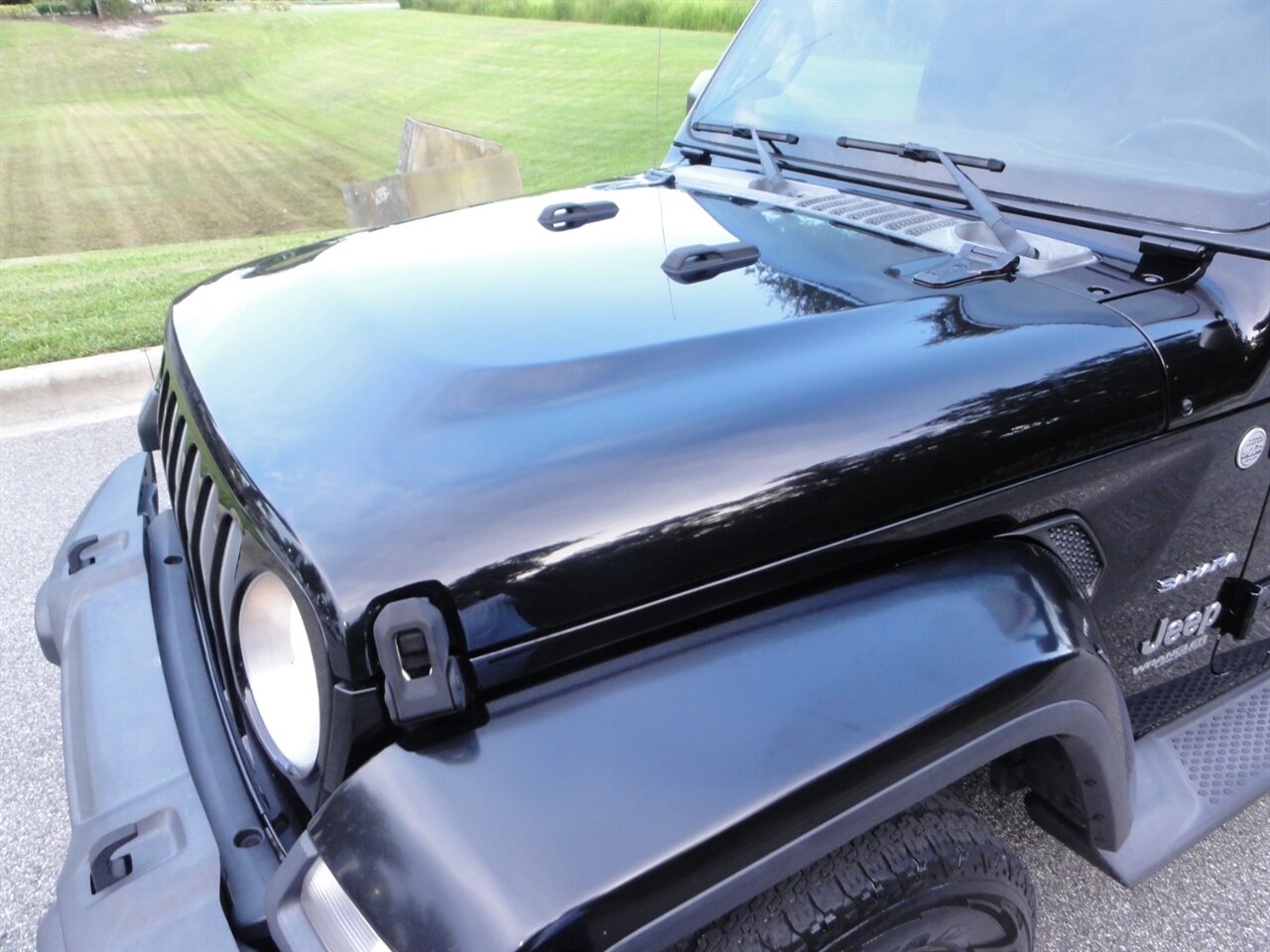 2018 Jeep Wrangler Unlimited Sahara  Premium - Photo 17 - Deland, FL 32720