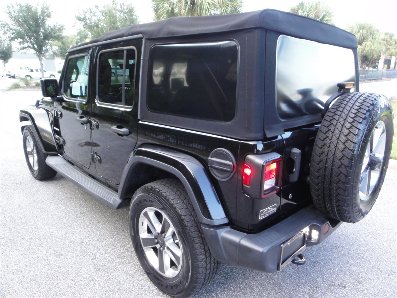 2018 Jeep Wrangler Unlimited Sahara  Premium - Photo 4 - Deland, FL 32720