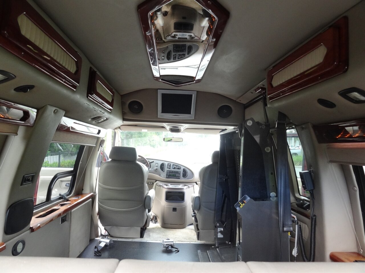 2004 Ford E-Series Chassis E-250   - Photo 37 - Deland, FL 32720