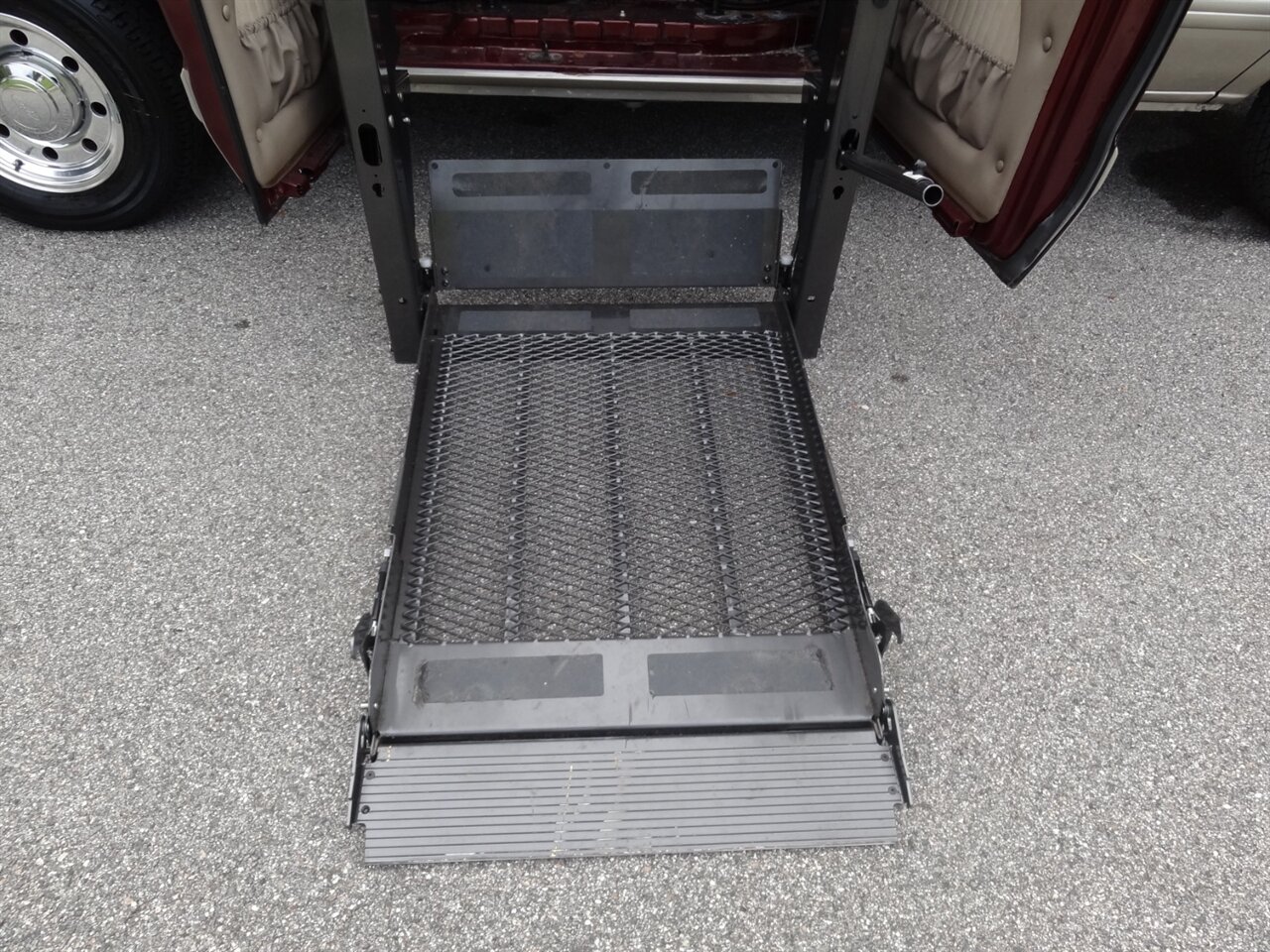 2004 Ford E-Series Chassis E-250   - Photo 41 - Deland, FL 32720
