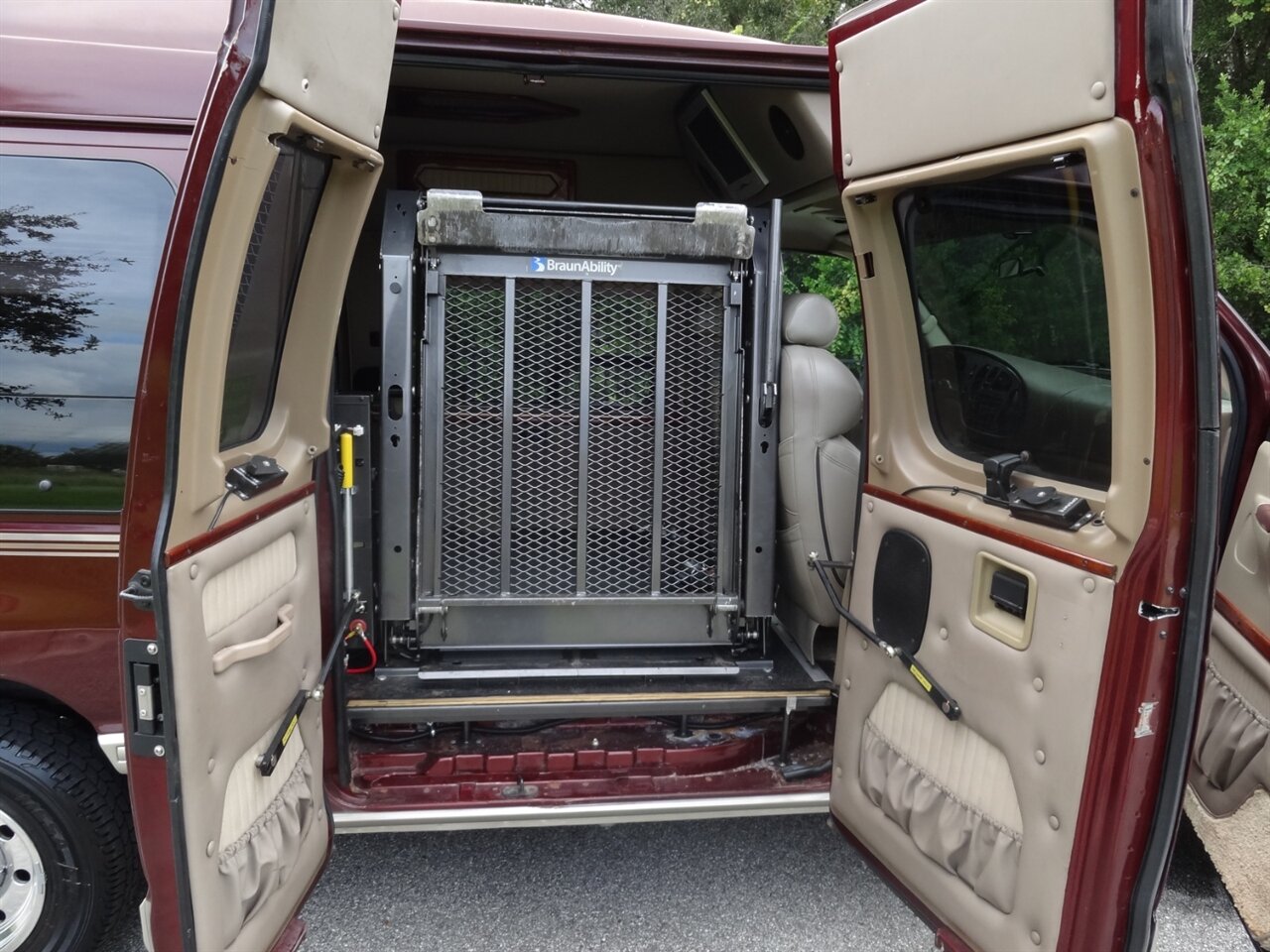 2004 Ford E-Series Chassis E-250   - Photo 40 - Deland, FL 32720