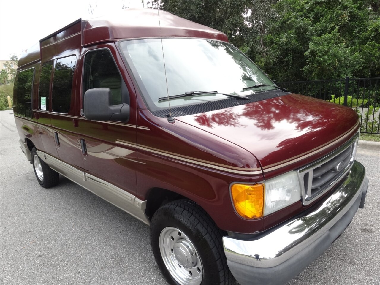2004 Ford E-Series Chassis E-250   - Photo 2 - Deland, FL 32720