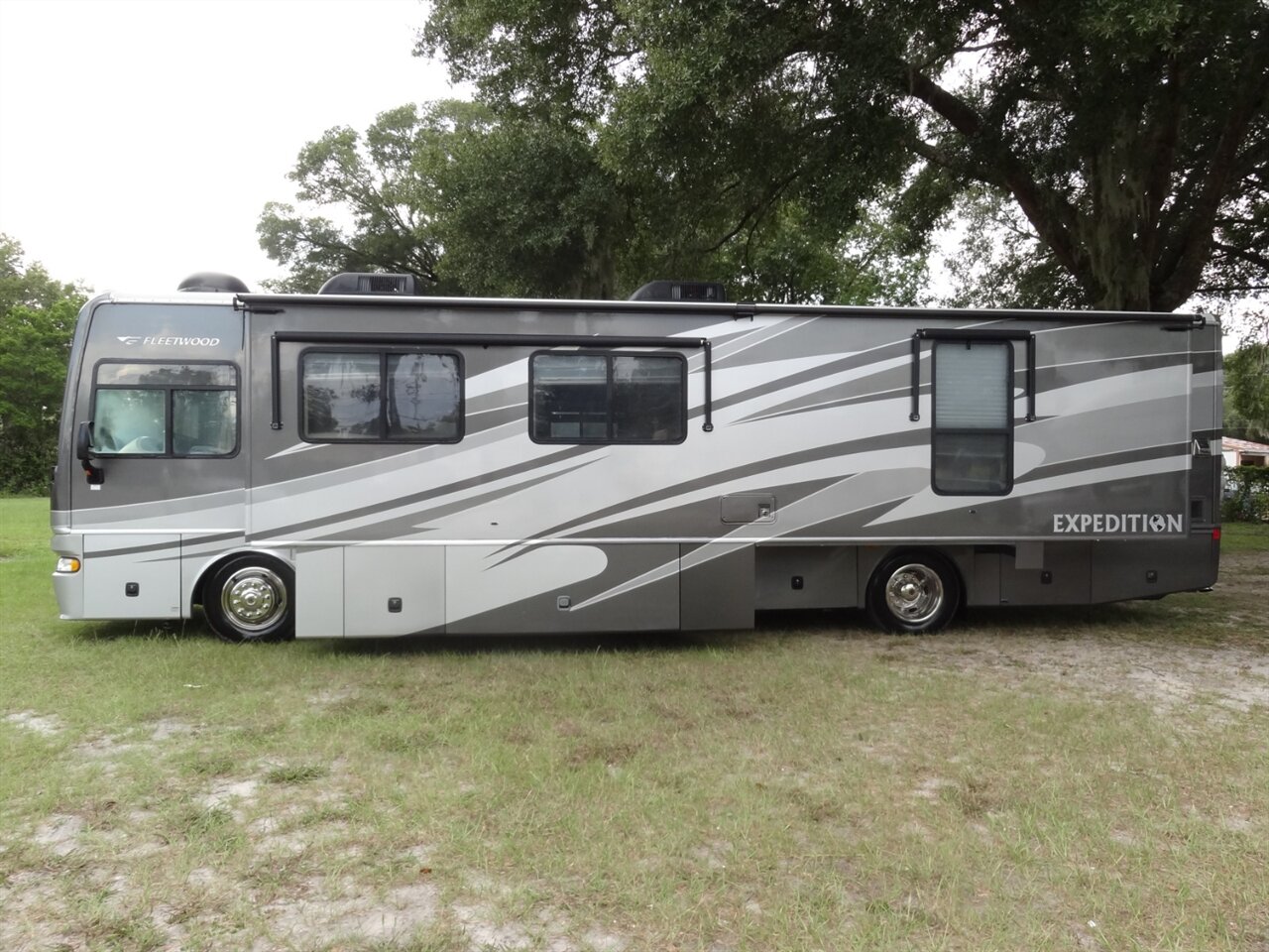 2007 Fleetwood Expedition 38N - Photo 4 - Deland, FL 32720