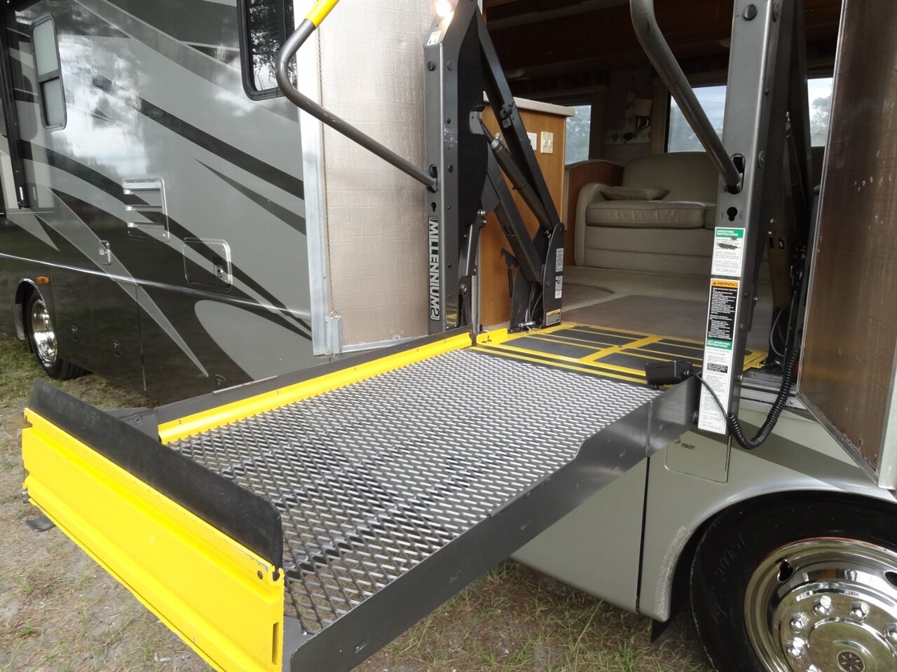 2007 Fleetwood Expedition 38N - Photo 19 - Deland, FL 32720