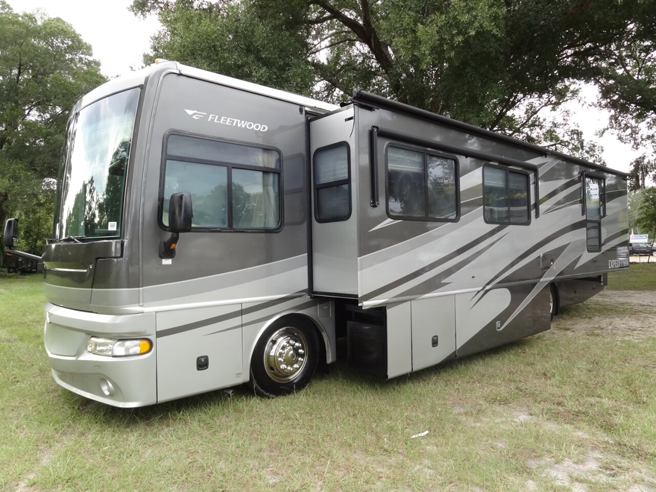 2007 Fleetwood Expedition 38N - Photo 2 - Deland, FL 32720