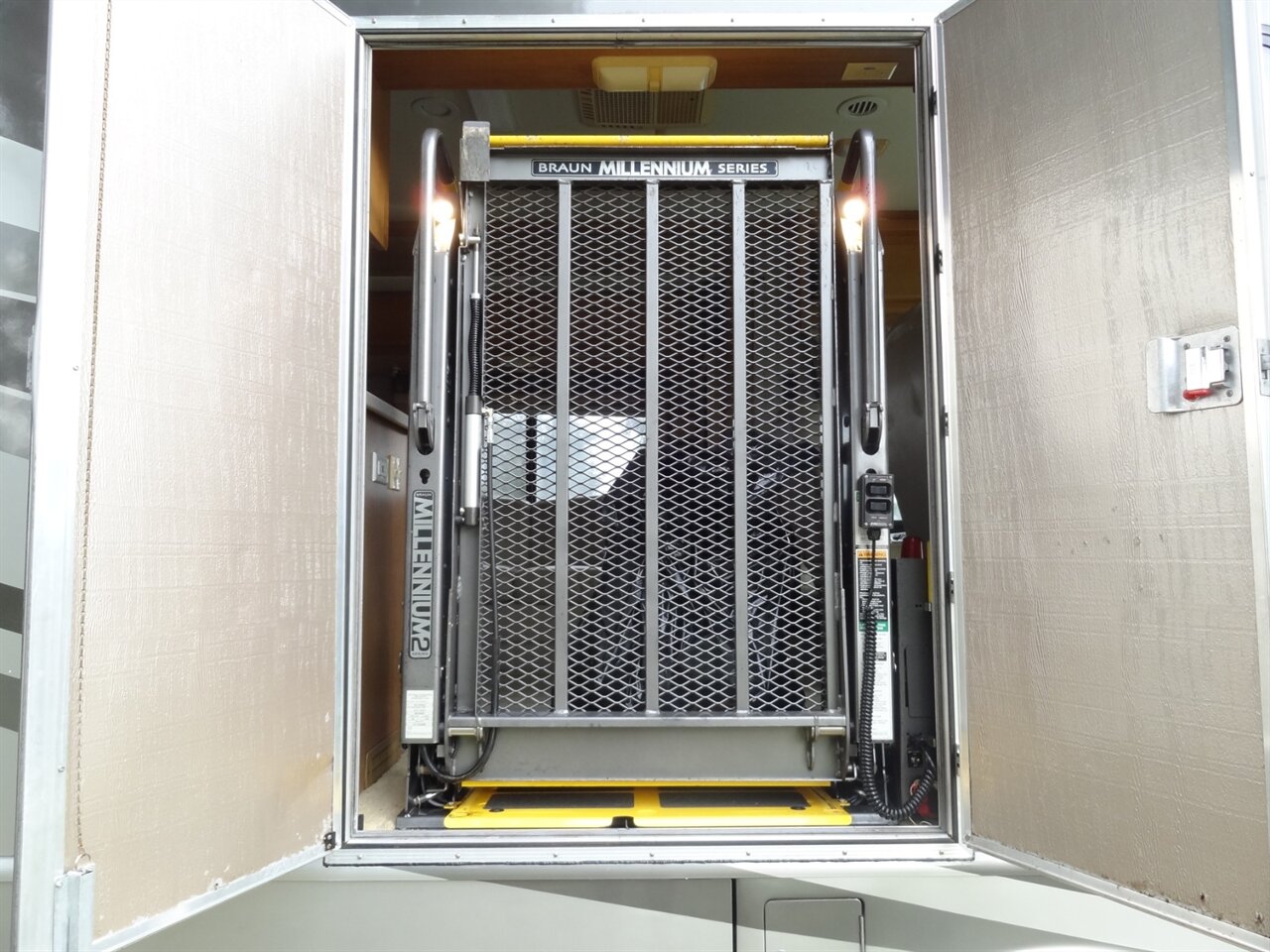 2007 Fleetwood Expedition 38N - Photo 17 - Deland, FL 32720