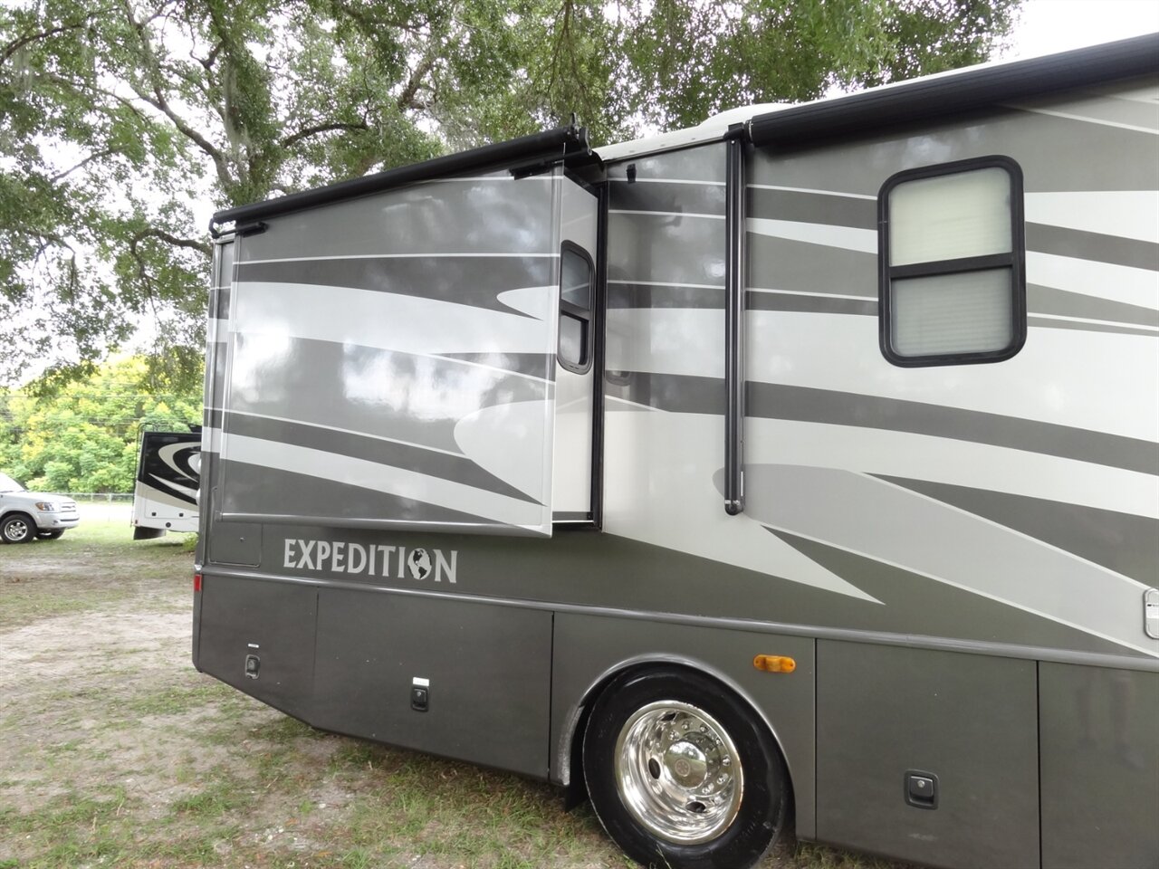 2007 Fleetwood Expedition 38N - Photo 9 - Deland, FL 32720