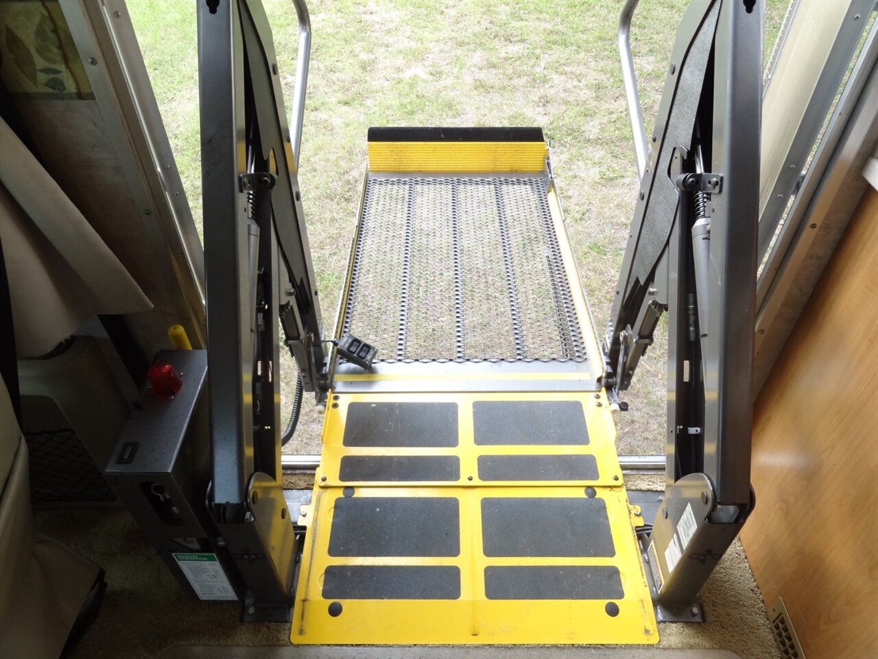 2007 Fleetwood Expedition 38N - Photo 18 - Deland, FL 32720