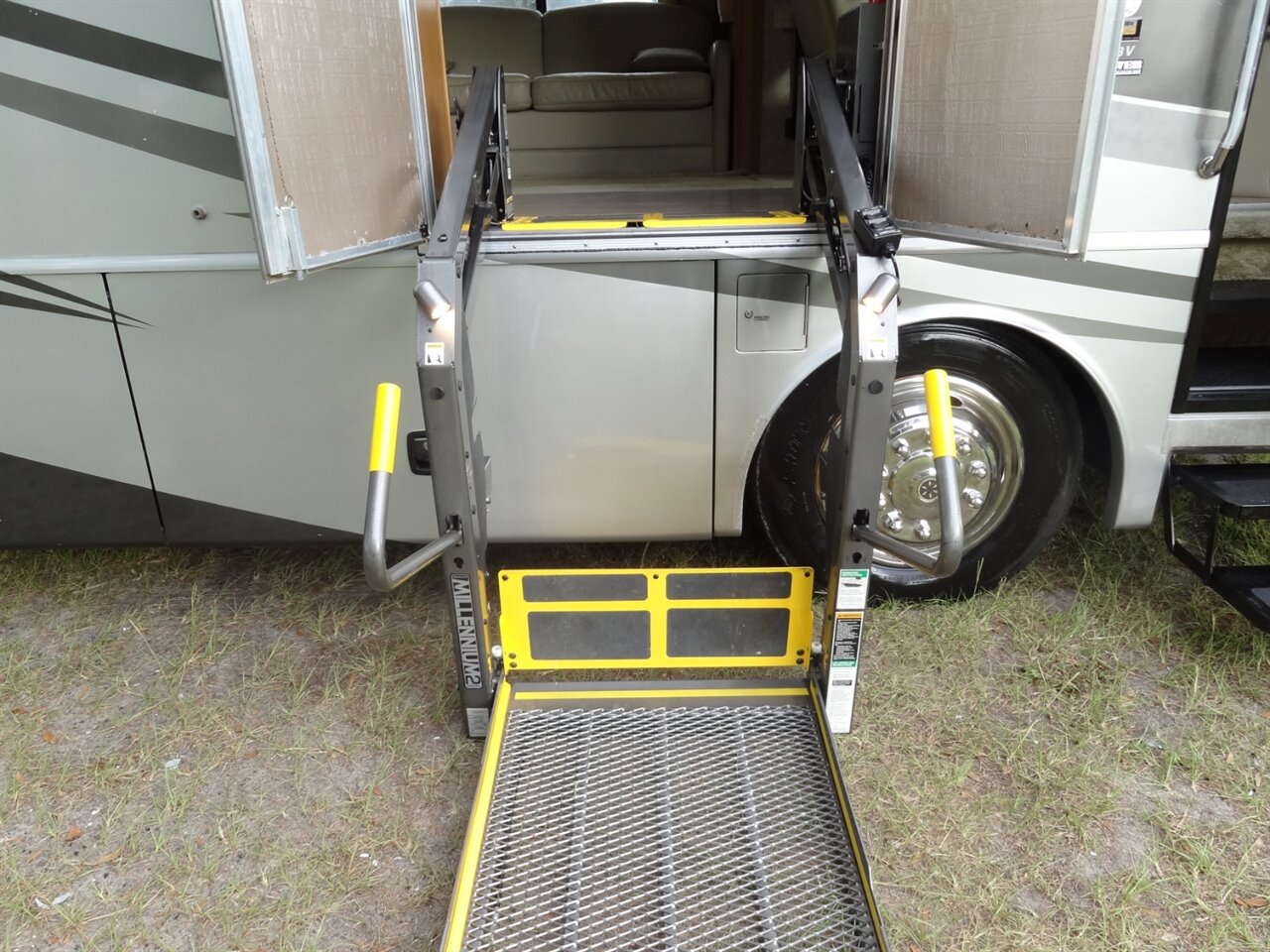 2007 Fleetwood Expedition 38N - Photo 22 - Deland, FL 32720