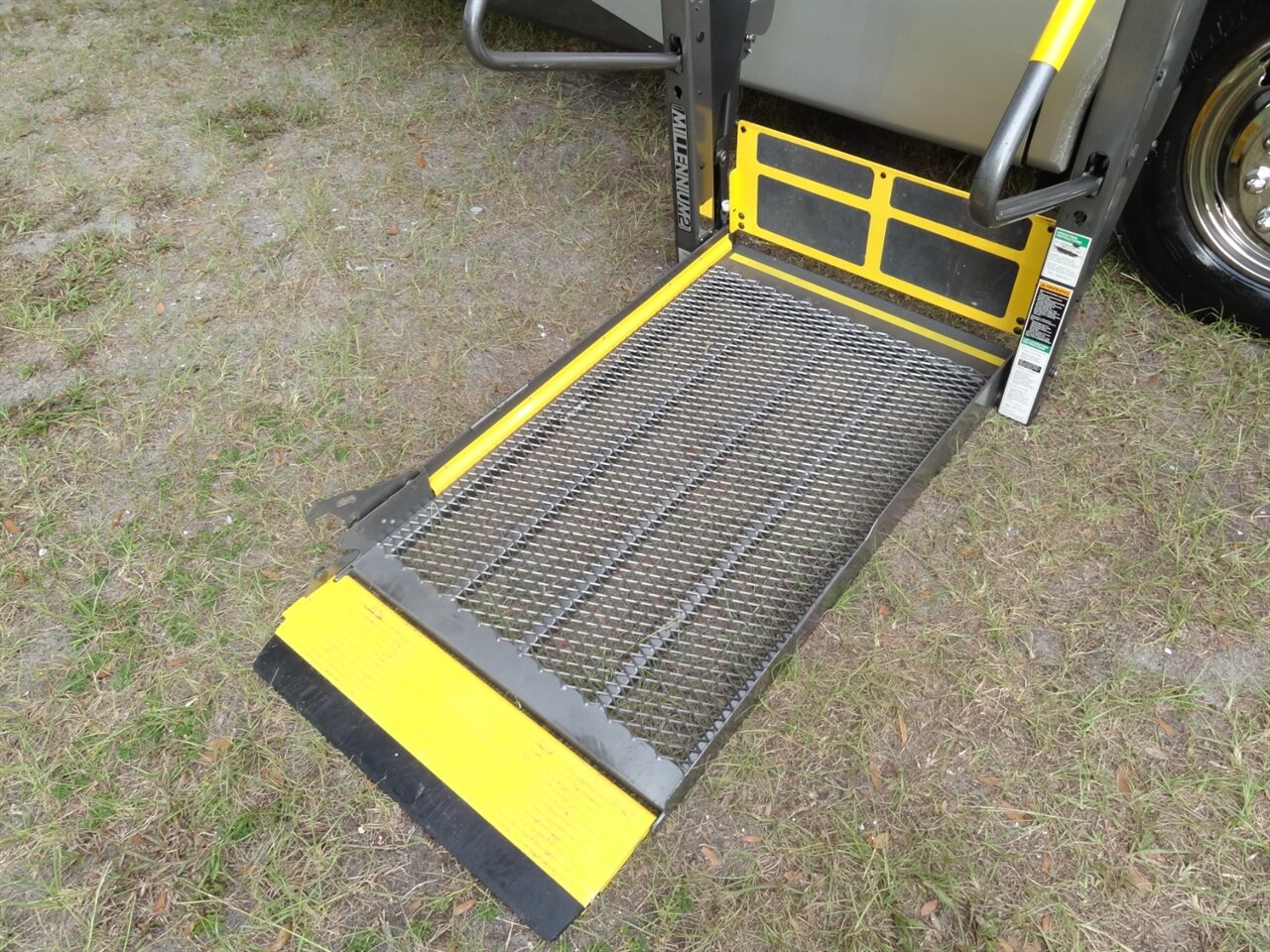 2007 Fleetwood Expedition 38N - Photo 20 - Deland, FL 32720