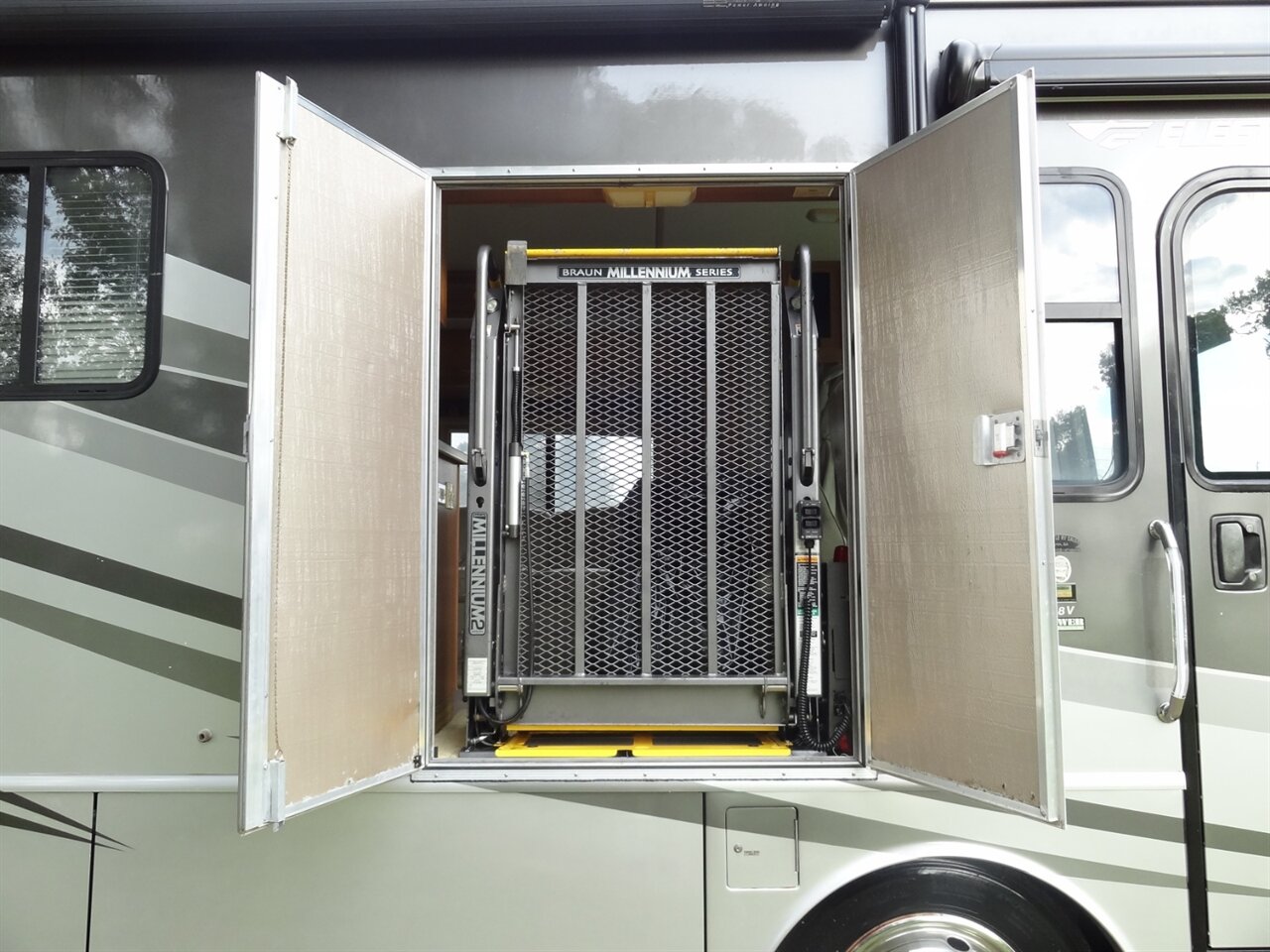 2007 Fleetwood Expedition 38N - Photo 16 - Deland, FL 32720