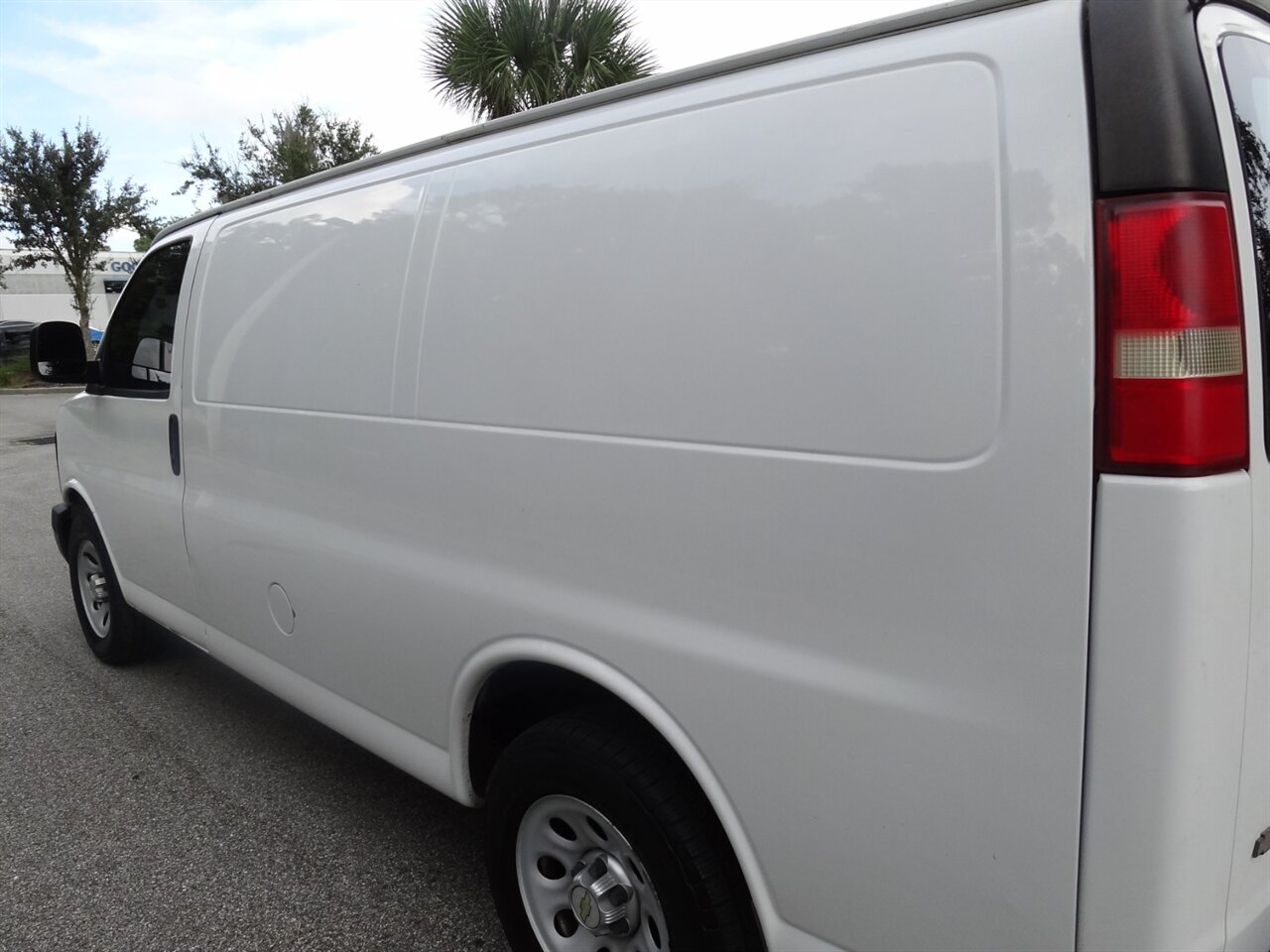 2013 Chevrolet Express 1500  Cargo - Photo 12 - Deland, FL 32720