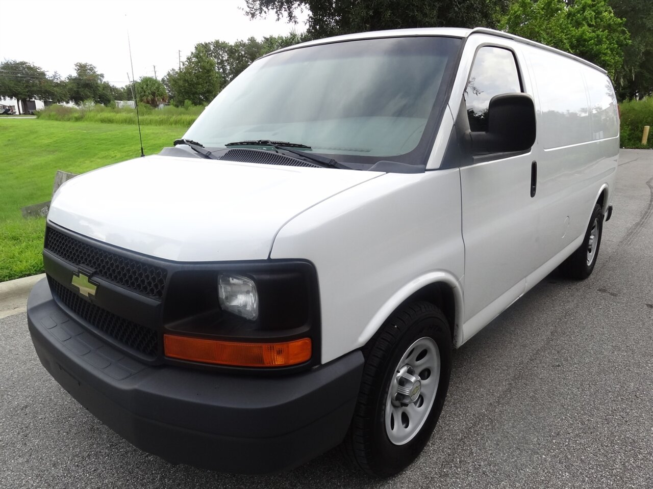 2013 Chevrolet Express 1500  Cargo - Photo 2 - Deland, FL 32720