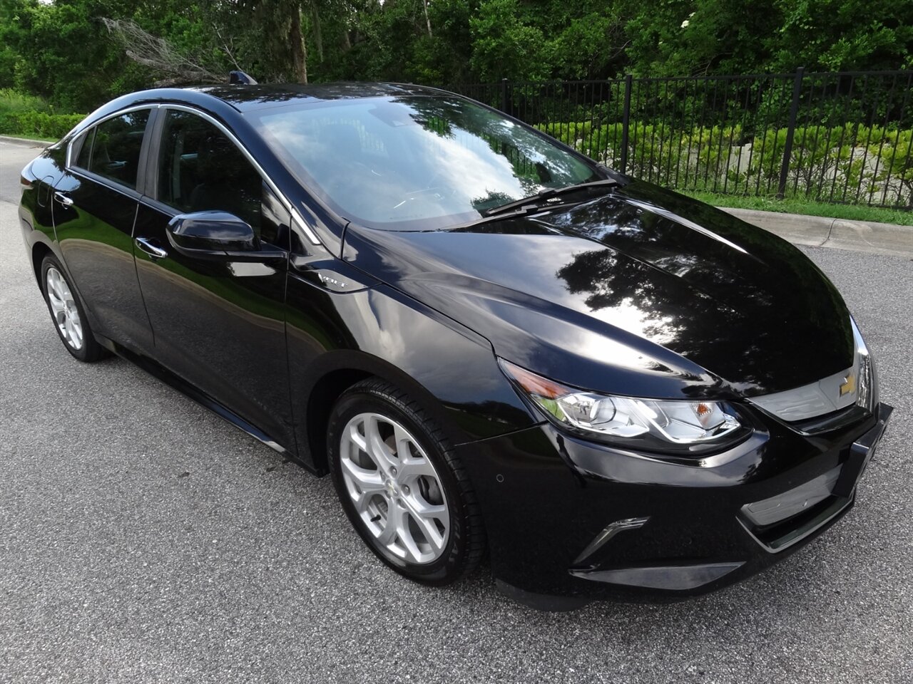 2017 Chevrolet Volt Premier   - Photo 1 - Deland, FL 32720