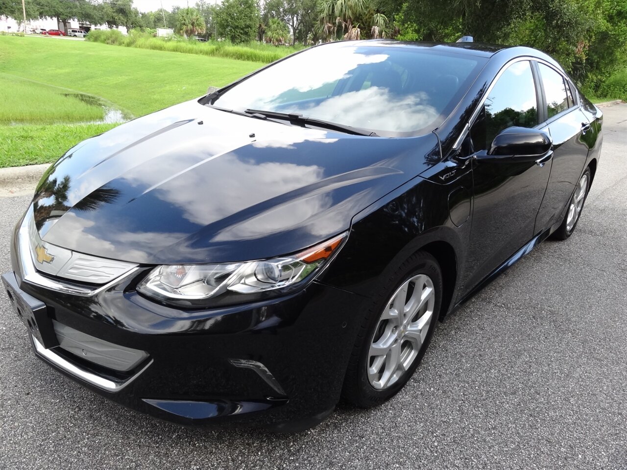 2017 Chevrolet Volt Premier   - Photo 2 - Deland, FL 32720
