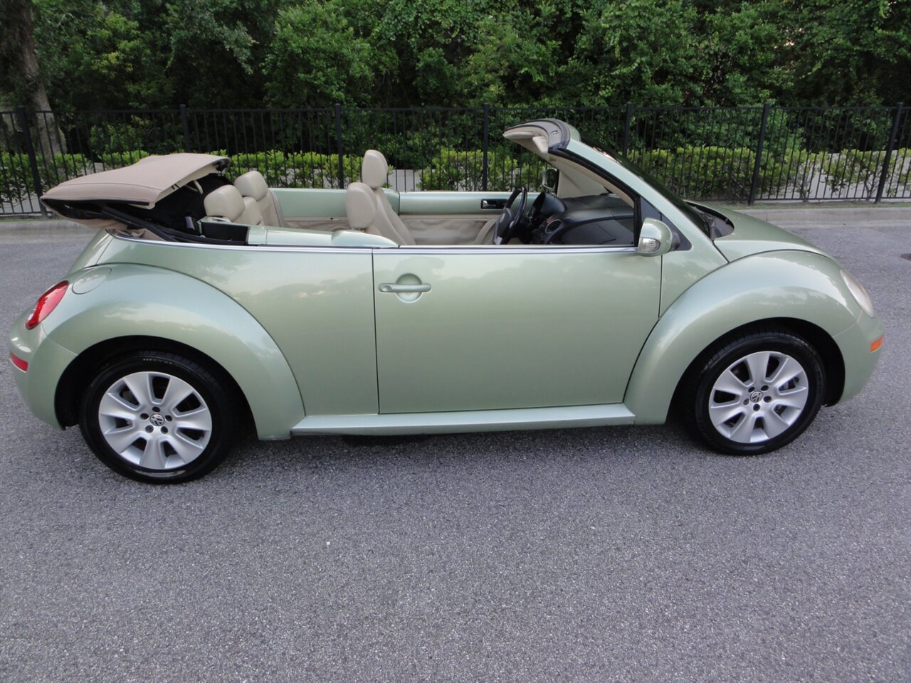 2009 Volkswagen New Beetle Convertible   - Photo 9 - Deland, FL 32720