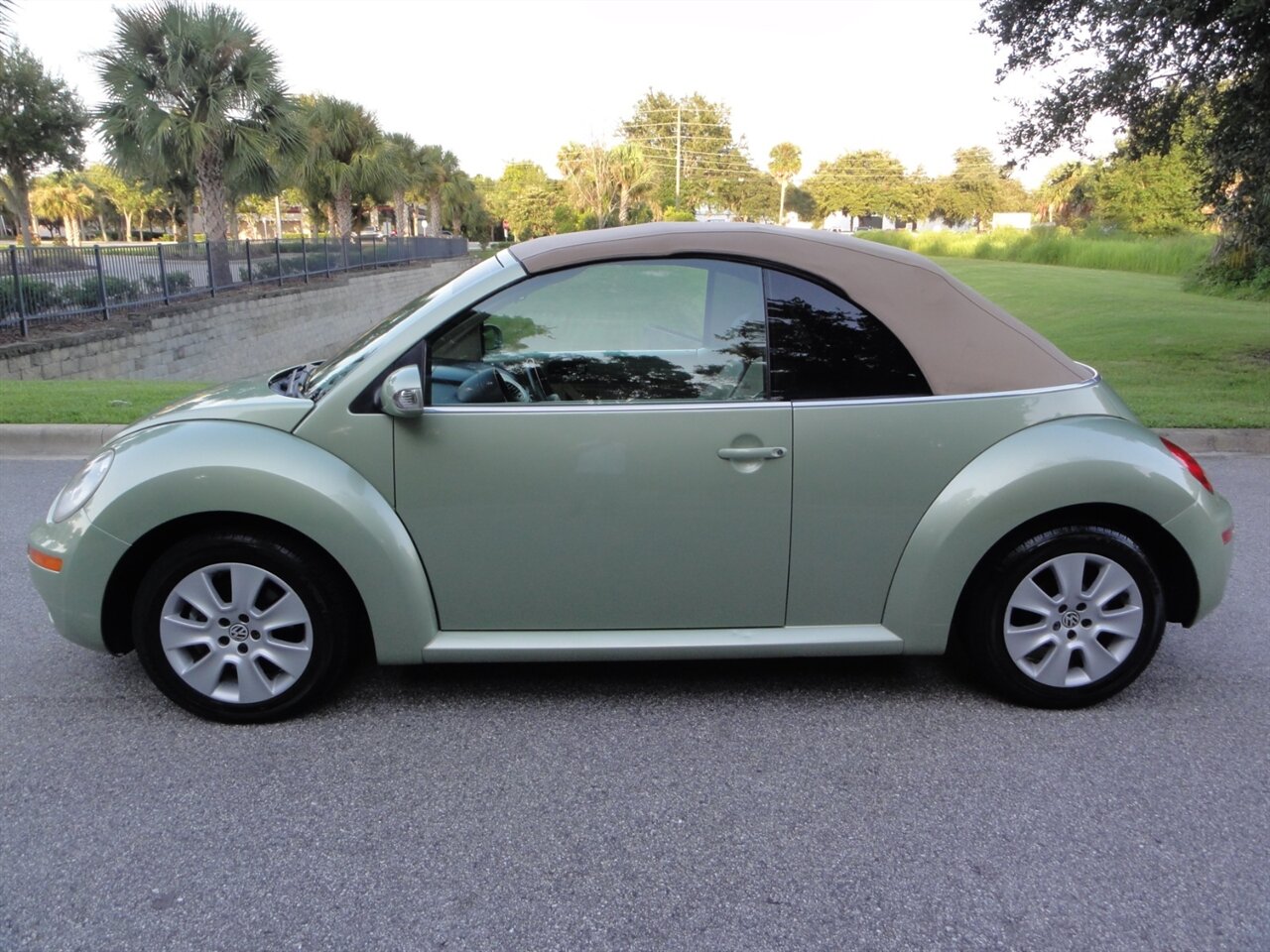 2009 Volkswagen New Beetle Convertible   - Photo 11 - Deland, FL 32720