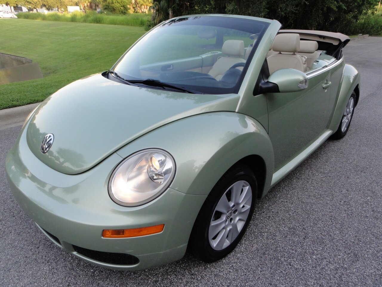 2009 Volkswagen New Beetle Convertible   - Photo 2 - Deland, FL 32720