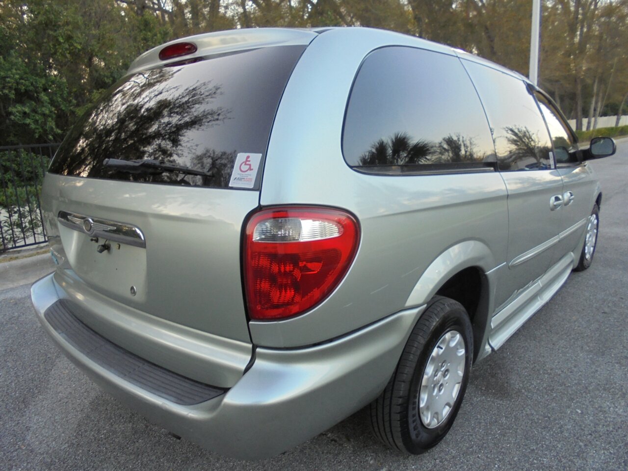 2003 Chrysler Town & Country Braunabilty wheelchair ramp van   - Photo 3 - Deland, FL 32720