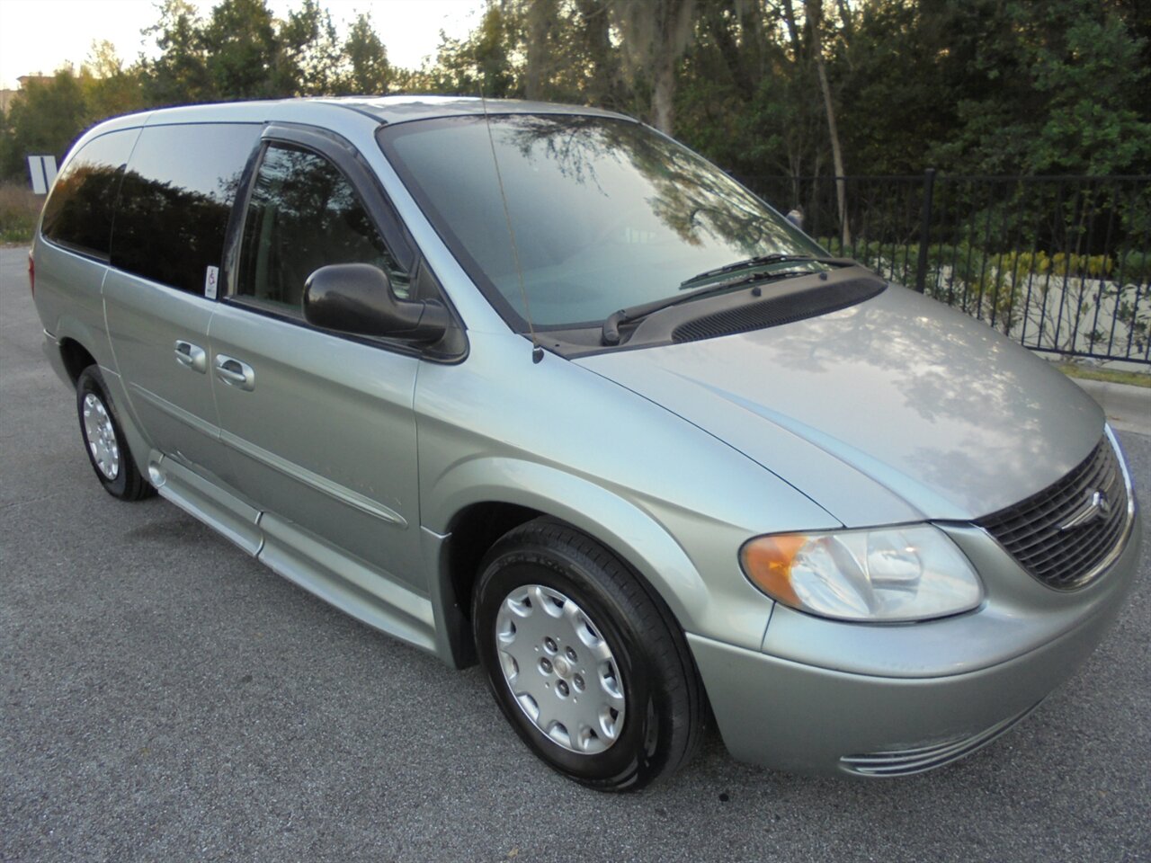 2003 Chrysler Town & Country Braunabilty wheelchair ramp van   - Photo 1 - Deland, FL 32720