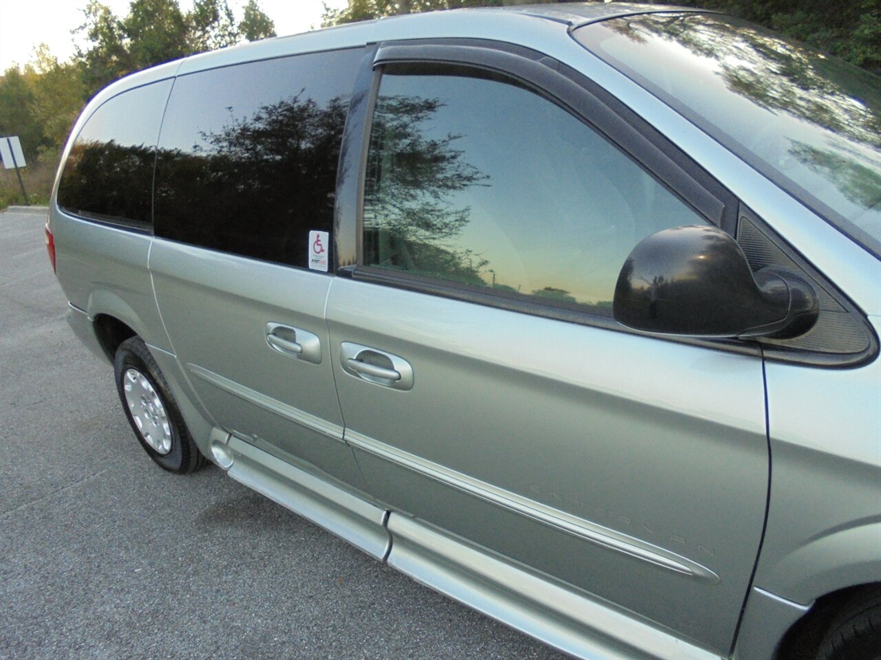 2003 Chrysler Town & Country Braunabilty wheelchair ramp van   - Photo 10 - Deland, FL 32720