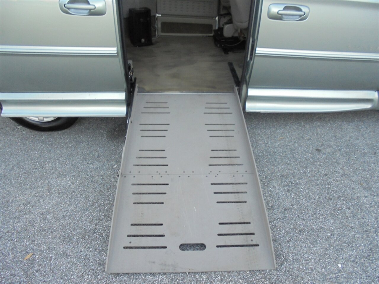 2003 Chrysler Town & Country Braunabilty wheelchair ramp van   - Photo 27 - Deland, FL 32720