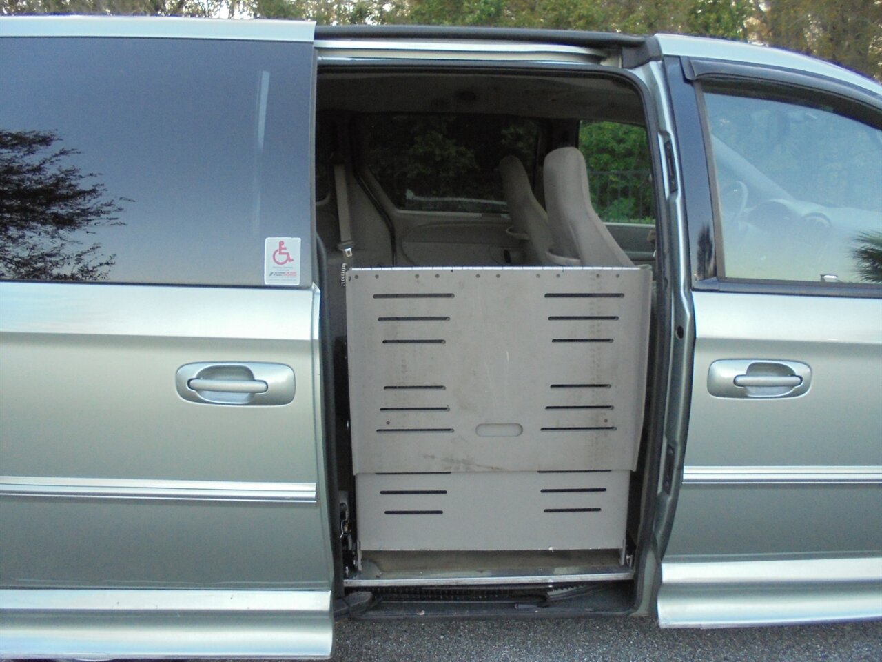 2003 Chrysler Town & Country Braunabilty wheelchair ramp van   - Photo 25 - Deland, FL 32720