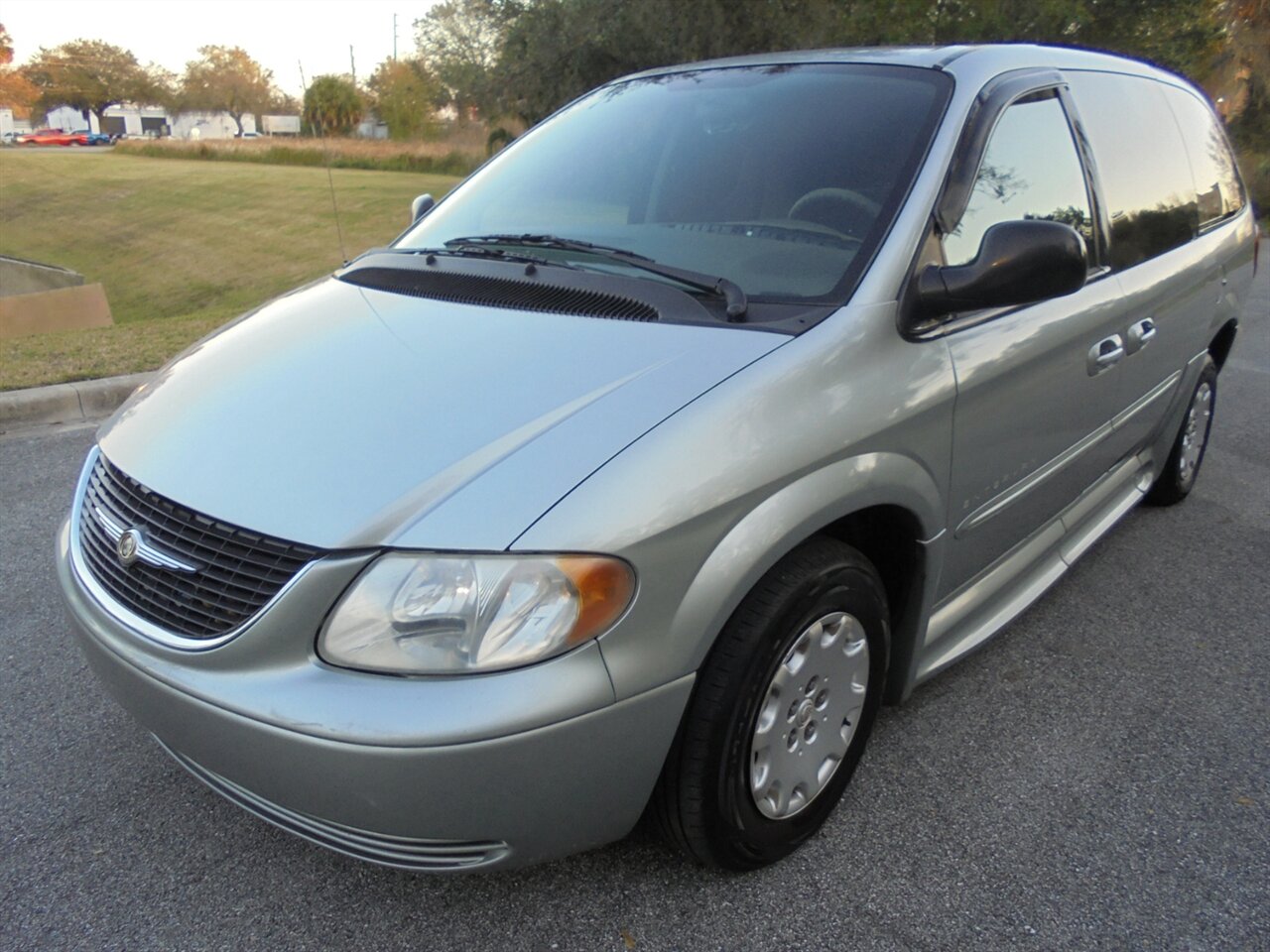 2003 Chrysler Town & Country Braunabilty wheelchair ramp van   - Photo 2 - Deland, FL 32720