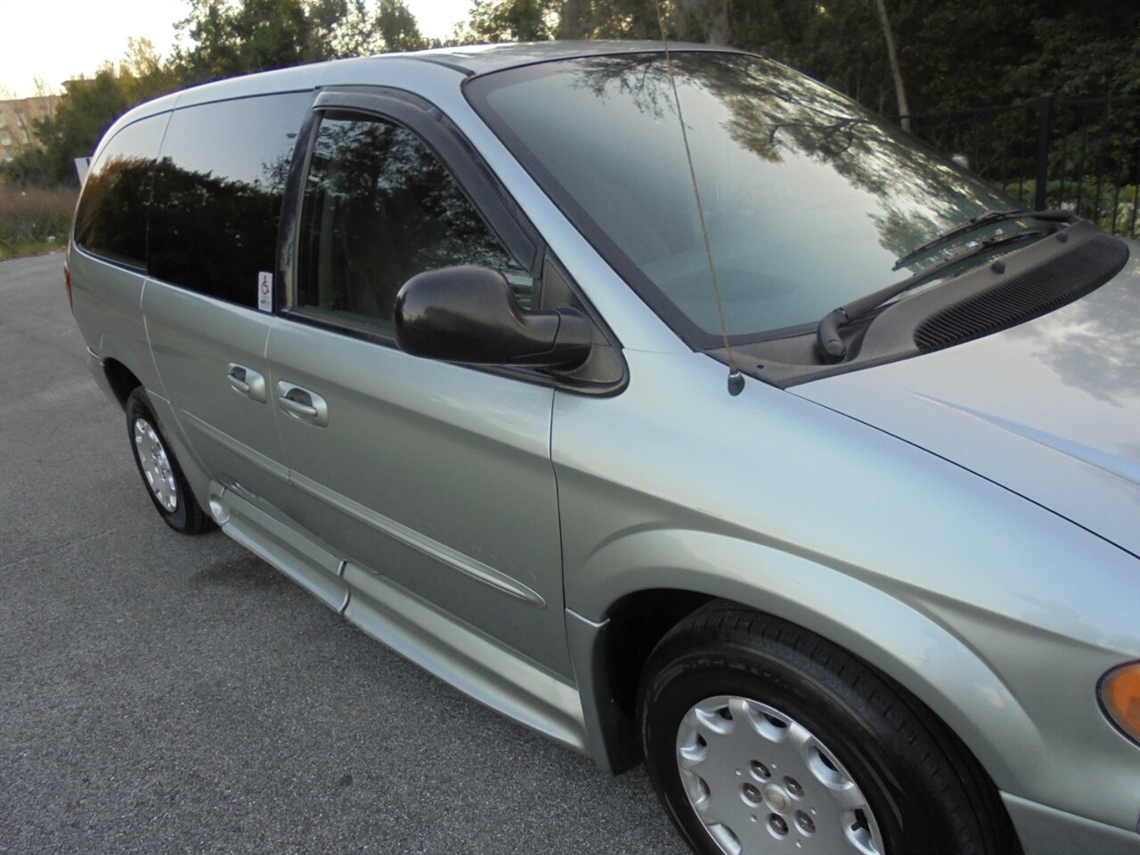 2003 Chrysler Town & Country Braunabilty wheelchair ramp van   - Photo 8 - Deland, FL 32720