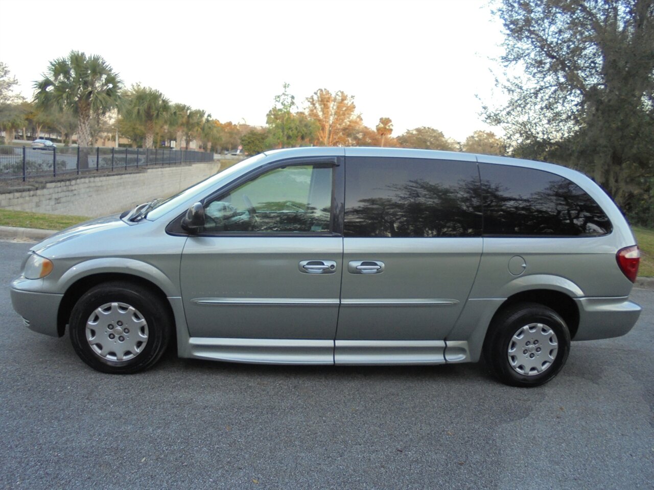 2003 Chrysler Town & Country Braunabilty wheelchair ramp van   - Photo 16 - Deland, FL 32720