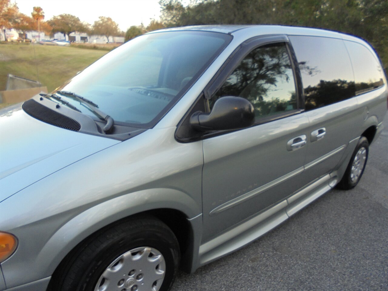 2003 Chrysler Town & Country Braunabilty wheelchair ramp van   - Photo 9 - Deland, FL 32720